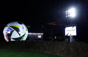 GLP ArenaLED1 für Fußballliebe vor dem Berliner Olympiastadion