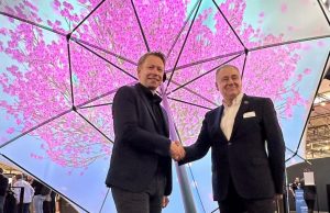 AED Display setzt auf Epsons neue 4K-Projektionstechnologie Thierry Heldenbergh mit Massimo Pizzocri bei der ISE 2024 (von links, Foto: AED Display)