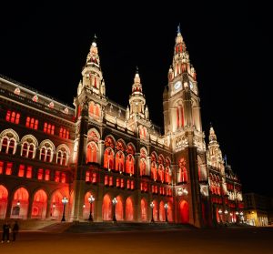 Neue Festbeleuchtung am Wiener Rathaus (Fotos: Signify)
