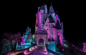 Lichtevent an der Burg Eltz mit Showtec-Scheinwerfern Lichtevent an der Burg Eltz (Fotos: Baumann Fotografie/Jan-Gerrit Baumann)