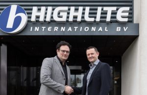 Highlite UK mit neuem Standort und neuem Vertriebsleiter David Drane mit Highlite-CEO Patrick Herveille (von links, Foto: Highlite)