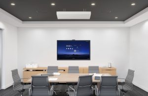 Nureva, Extron, Sennheiser und Inogeni sind Maxhub Partner Meetingraum mit Sennheiser-Deckenmikrofon (Foto: Sennheiser)