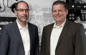 Steinigke Showtechnic ernennt neuen Prokuristen Matthias Schwab mit Jürgen Mehning (von links, Foto: Steinigke Showtechnic)