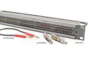 Sommer cable stellt das TT-Phone Studio-Patchpanel vor TT-Phone Studio-Patchpanel mit Zubehör (Foto: Sommer cable)