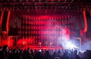 Brown Note beleuchtet Black Coffee im Red Rocks Amphitheater