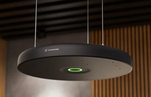 Neues Q-SYS-Plugin für das Sennheiser TCC M TeamConnect Ceiling Medium (Foto: Sennheiser)