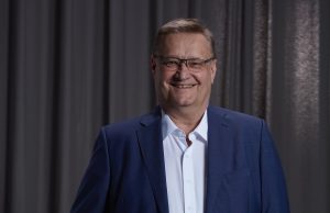 Robert Trebus von d&b spricht auf der BOE Let’s Talk Stage