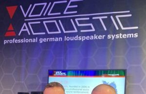 Voice-Acoustic und Fabulous Sales werden Vertriebspartner Stefan Rast mit Dennis Boeren (von links, Foto: Voice-Acoustic)