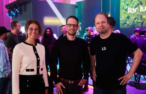 Adam Hall Group baut Partnerschaft mit Huss Licht & Ton aus Christine Gerhardt (Marketing Manager, Adam Hall Integrated Systems), Martin Müller (Purchasing Manager, Huss Licht & Ton), Heinz Bouwer (Key Account Manager, Adam Hall Integrated Systems) (von links, Foto: Adam Hall Group)