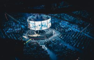 Sebastian Fitzek Arena-Tour mit Bühnenelementen von Mott Rundbühne der Sebastian Fitzek Tour (Fotos: Thomas Klein/Mott Mobile Systeme)