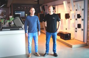Adam Hall Integrated Systems jetzt bei ZAP Audio verfügbar Flavio Rüdy mit Heinz Bouwer (von links, Foto: Adam Hall Group)