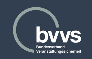 Eventsicherheit: bvvs fordert Klarheit beim Zufahrtsschutz (Logo: BVVS)