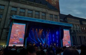 Stageventure realisiert erneut Bühnendeko auf Kieler Woche Hauptbühne auf dem Rathausplatz während der Kieler Woche 2025 (Foto: Stageventure)