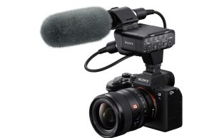 Neues hochauflösendes Richtrohrmikrofon von Sony ECM-778 an einer Kamera (Foto: Sony)