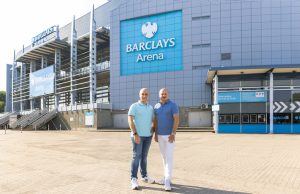 Samsung wird technischer Partner der Barclays Arena Hamburg Steven Pollok und Steve Schwenkglenks (von links,Foto: Samsung)