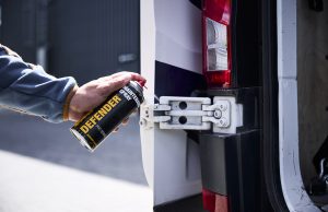 Defender präsentiert das Maintenance Spray Maintenance Spray 400 ml (Foto: Defender)