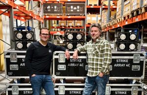 satis&fy investiert erneut in Chauvet Professional Alexander Rexforth von Chauvet mit Egbert Rothe von satis&fy (von links, Foto: Chauvet)