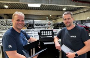 Fournell Showtechnik investiert in den Roxx NEO mini Holger Amann mit Sascha Werner von Roxx (von links, Foto: Fournell Showtechnik)