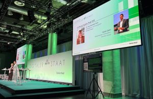 Video.Taxi: Live-Übersetzung und -Untertitelung für Events Live Übersetzung in Text und Ton bei der Veranstaltung Digitaler Staat 2025 in Berlin (Foto: Video.Taxi)