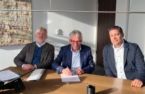 Display International hat seine Geschäftsführung erweitert Notar Auernhammer, Klaus Nock und Hendrik Schönkes (von links, Foto: Display International)