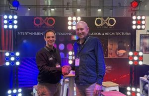 Feiner Lichttechnik nimmt OXO ins Vertriebsprogramm auf Alexis Dupuy und Gerhard Feiner auf der LEaT con (von links, Foto: Feiner Lichttechnik)