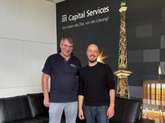 Gahrens + Battermann gewinnt Rahmenvertrag mit der Messe Berlin Wolfgang Heiß von G+B mit Sven Romann von MB Capital Services (von links, Foto: Gahrens + Battermann)