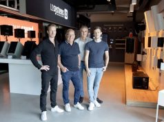 Adam Hall Integrated Systems bei DigiNet verfügbar Leon Vissers von der Adam Hall Group mit Paul Nijsen, Paul van Leuven und Niels Janssens von DigiNet (von links, Foto: Adam Hall Group)