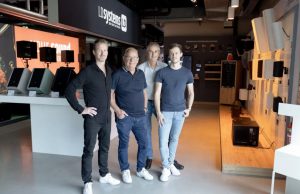 Adam Hall Integrated Systems bei DigiNet verfügbar Leon Vissers von der Adam Hall Group mit Paul Nijsen, Paul van Leuven und Niels Janssens von DigiNet (von links, Foto: Adam Hall Group)