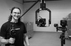 Ambion hat in neue Kameratechnik investiert Robin von Ambion mit einer Panasonic-Kamera und dem Polecam Stativ-Ausleger mit Rig (Foto: Ambion)