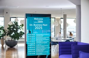 Sony stellt neue 360°-Stele mit zwei Bravia-Displays vor Neue beidseitig bespielbare Display-Stele (Fotos: Sony)