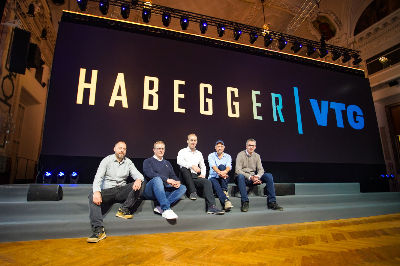 David Falch (VTG), Christoph Trauner (Habegger), Sebastian Hasenöhrl (VTG), Tibor Fehle (Habegger) und Bernhard Geib (VTG) (von links, Foto: Habegger Austria/VTG-Veranstaltungstechnik GmbH) David Falch (VTG), Christoph Trauner (Habegger), Sebastian Hasenöhrl (VTG), Tibor Fehle (Habegger) und Bernhard Geib (VTG) (von links, Foto: Habegger Austria/VTG-Veranstaltungstechnik GmbH)