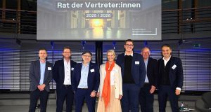 fwd: zieht Bilanz zur Bundeskonferenz Veranstaltungswirtschaft Rat der Vertreter 2025/26 – Jens Langner, Alexander Ostermaier, Marcel Fery, Ellen Kamrad, Justus Benedikt Brand, Mike P. Heisel und Christian Eichenberger (von links, Foto: kwie.medien)