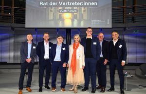 fwd: zieht Bilanz zur Bundeskonferenz Veranstaltungswirtschaft Rat der Vertreter 2025/26 – Jens Langner, Alexander Ostermaier, Marcel Fery, Ellen Kamrad, Justus Benedikt Brand, Mike P. Heisel und Christian Eichenberger (von links, Foto: kwie.medien)
