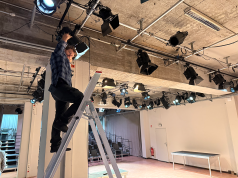 TD Berlin modernisiert Grundlicht mit Elation KL 8 FC Technischer Leiter David Ojala am neuen Elation KL 8 FC (Fotos: Stephan Mäusel/TD Berlin)