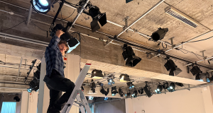 TD Berlin modernisiert Grundlicht mit Elation KL 8 FC Technischer Leiter David Ojala am neuen Elation KL 8 FC (Fotos: Stephan Mäusel/TD Berlin)