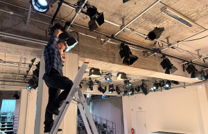 TD Berlin modernisiert Grundlicht mit Elation KL 8 FC Technischer Leiter David Ojala am neuen Elation KL 8 FC (Fotos: Stephan Mäusel/TD Berlin)