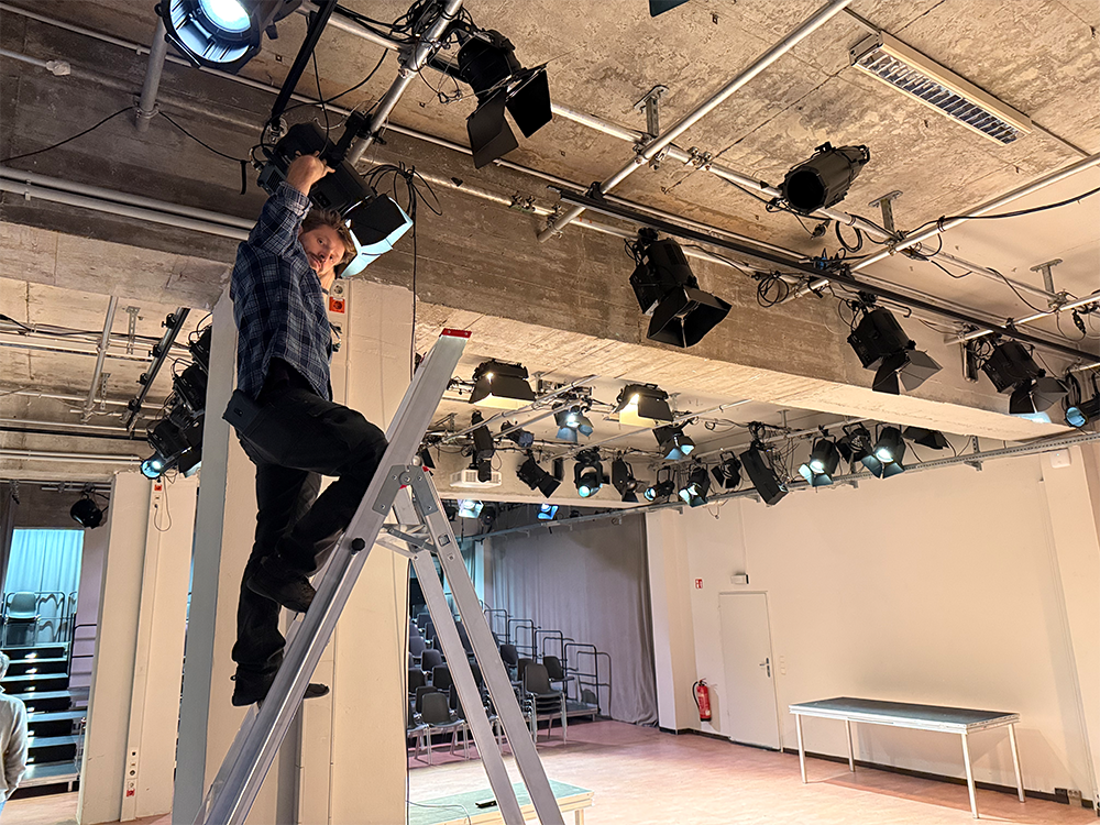 Technischer Leiter David Ojala am neuen Elation KL 8 FC (Fotos: Stephan Mäusel/TD Berlin) Technischer Leiter David Ojala am neuen Elation KL 8 FC (Fotos: Stephan Mäusel/TD Berlin)