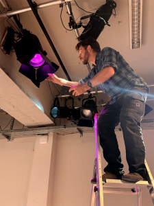 Technischer Leiter David Ojala am neuen Elation KL 8 FC (Fotos: Stephan Mäusel/TD Berlin)