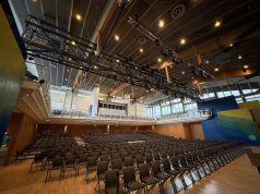Kulturhalle Rödermark setzt auf Feiner Lichttechnik Großer Saal in der Kulturhalle Rödermark (Foto: Feiner Lichttechnik)