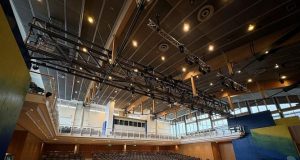 Kulturhalle Rödermark setzt auf Feiner Lichttechnik Großer Saal in der Kulturhalle Rödermark (Foto: Feiner Lichttechnik)