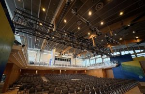 Kulturhalle Rödermark setzt auf Feiner Lichttechnik Großer Saal in der Kulturhalle Rödermark (Foto: Feiner Lichttechnik)