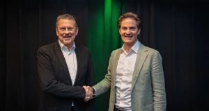 d&b audiotechnik stärkt Präsenz auf skandinavischem Markt Olof Arvidsson von der Arva Group mit Jaakko Kaivonen von d&b audiotechnik (von links, Foto: d&b audiotechnik)
