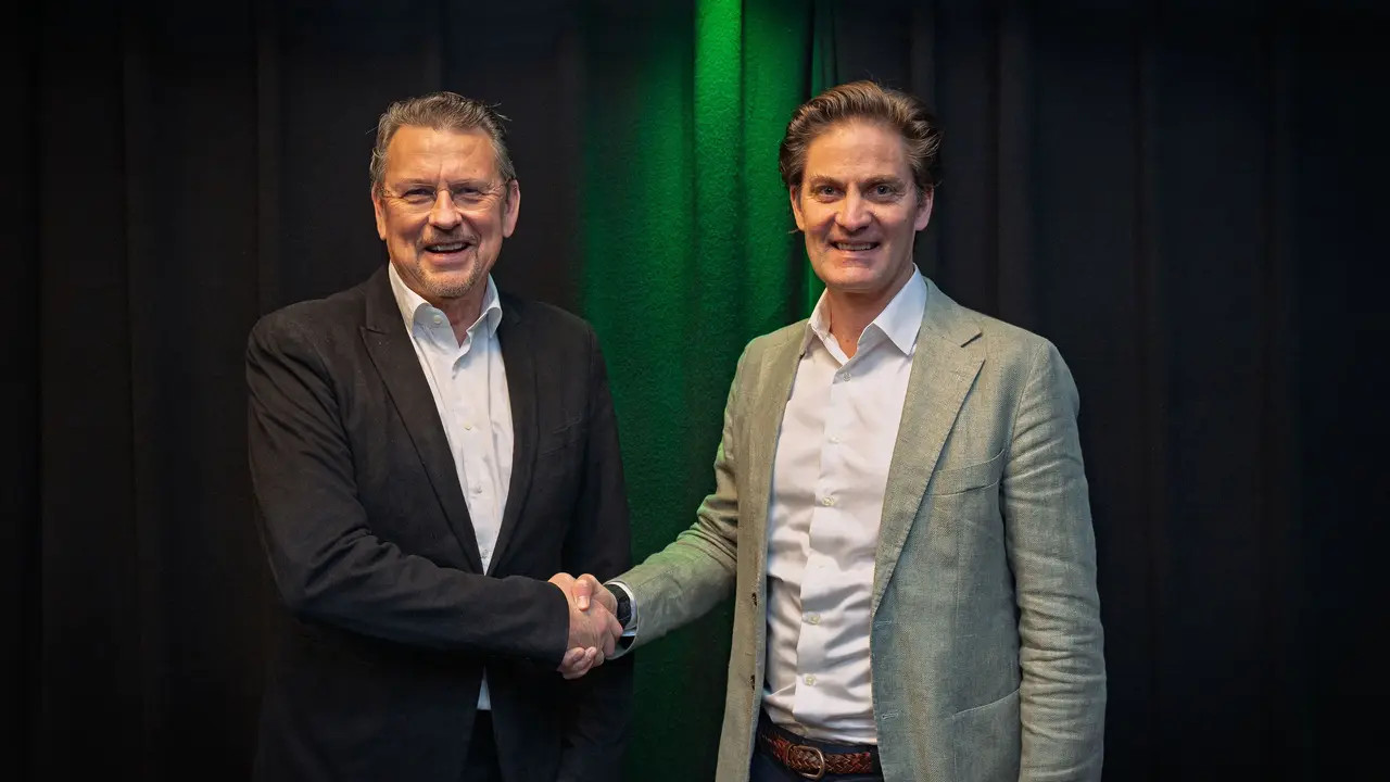 Olof Arvidsson von der Arva Group mit Jaakko Kaivonen von d&b audiotechnik (von links, Foto: d&b audiotechnik) Olof Arvidsson von der Arva Group mit Jaakko Kaivonen von d&b audiotechnik (von links, Foto: d&b audiotechnik)