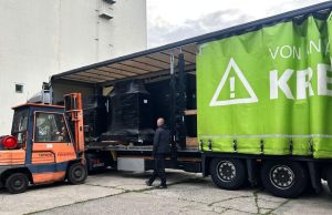 Trash Galore bereitet Fairnet-Messestandmaterial auf (Foto: Fairnet)