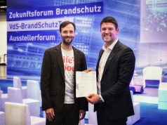 LG Display-Lösung erhält Brandschutz-Zertifizierung Robert Bergner von LG mit Peter Schramm von VdS Schadenverhütung (von links, Foto: LG)