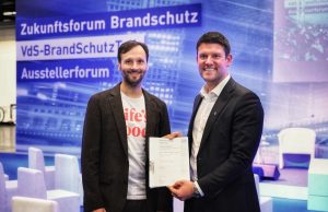 LG Display-Lösung erhält Brandschutz-Zertifizierung Robert Bergner von LG mit Peter Schramm von VdS Schadenverhütung (von links, Foto: LG)