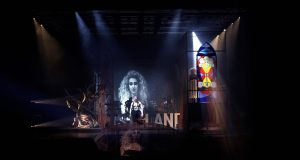 Übergang mit System: Lichttechnik im Theaterzelt Schwerin