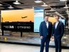 Neue LED-Walls im Flughafen Düsseldorf installiert Christian Krämer von Cittadino mit Lars Redeligx vom Düsseldorfer Flughafen (Foto: Flughafen Düsseldorf/Andreas Wiese)