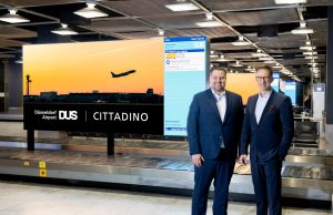 Neue LED-Walls im Flughafen Düsseldorf installiert Christian Krämer von Cittadino mit Lars Redeligx vom Düsseldorfer Flughafen (Foto: Flughafen Düsseldorf/Andreas Wiese)