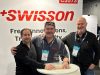 Swisson ehrt Focon Showtechnic als weltweit treuesten Distributor Oliver Daake von Focon Showtechnic mit Thomas Gottschlich und Frank Rethmann auf der ISE 2026 (von links, Foto: Focon Showtechnic)